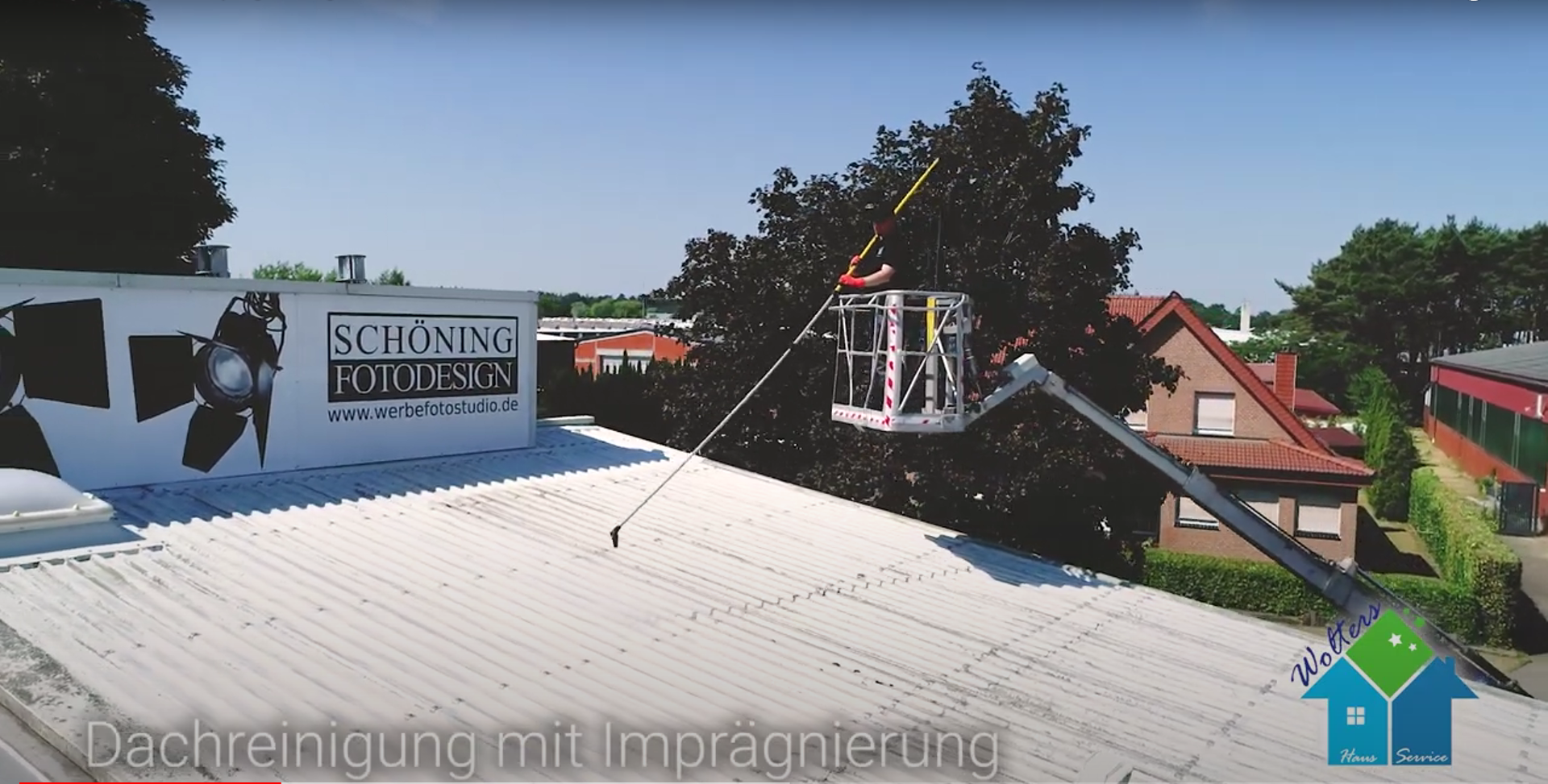 Reinigung der Dachkanten und Firstziegel mit einer spezialisierten Teleskoplanze.